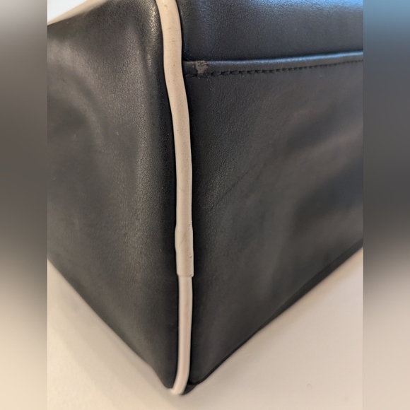 GUESS CLASSIC Satchel Bowling Style Bag - Picture 12 of 12